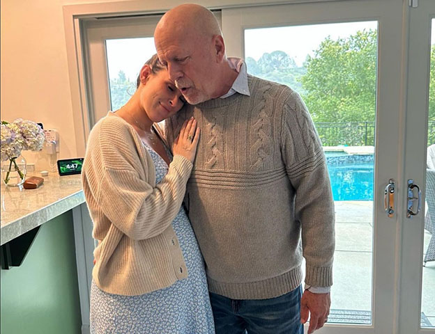 A doença é a mesma que afeta o ator de Hollywood Bruce Willis, aposentado desde 2022. O drama vivido por Willis e sua família é acompanhado pelos fãs pelas redes sociais em postagens da mulher Emma , da ex-mulher Demi Moore e das filhas.