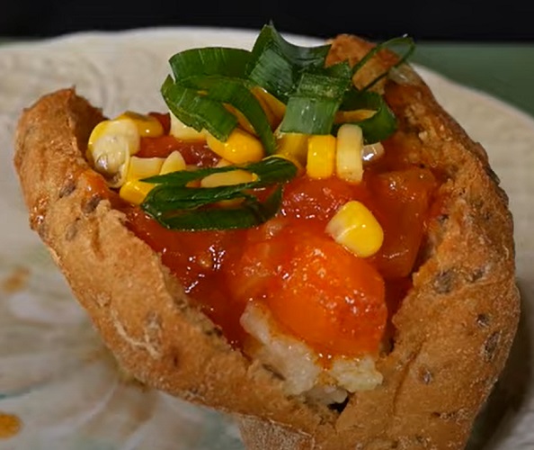 Um cachorro-quente pode levar: maionese, ketchup, mostarda, molhos à base de tomate, pimentão e cebola, além de batata palha, salpicão, maionese caseira, maionese, tomate, beterraba, pepino, ervilha, milho, purê de batata, toucinho, requeijão, farofa, entre outros.