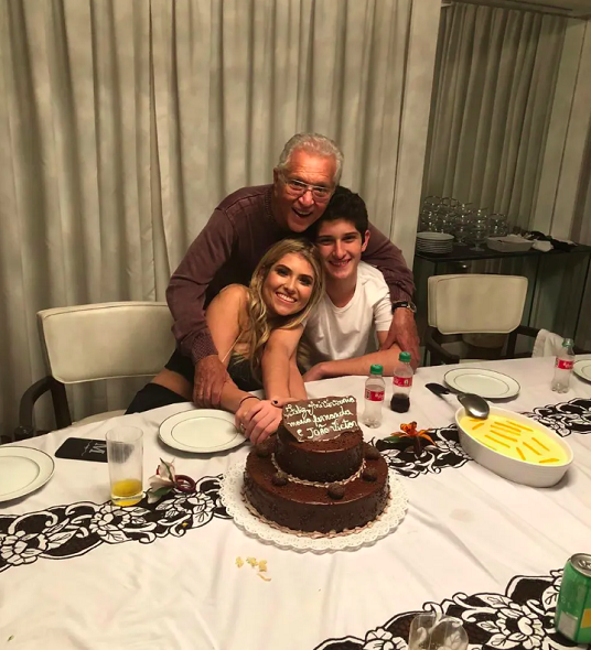 Carlos Alberto de Nóbrega: assim como Renato Aragão, Carlos Alberto também já tinha quatro filhos de seu primeiro casamento. Mas diferente de Didi, o apresentador da "Praça é Nossa" se tornou pai de gêmeos aos 64 anos: Maria Fernanda e João Victor.