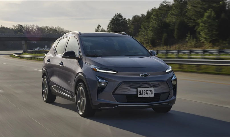 Chevrolet Bolt e Bolt EUV - Os modelos elétricos Chevrolet Bolt e Bolt EUV, que chegaram ao Brasil com promessas de democratizar a mobilidade elétrica, não conseguiram emplacar no mercado e foram descontinuados no final de 2023.