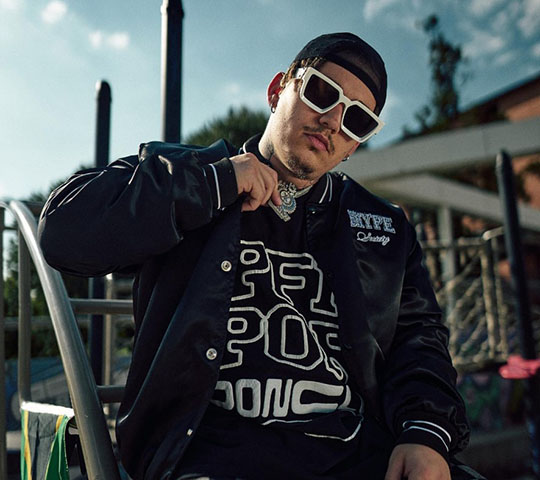 O rapper sul-africano Costa Titch, que tinha 27 anos, passou mal durante um show no seu país, em 2023. Ele morreu pouco depois na cidade de Johanesburgo. 