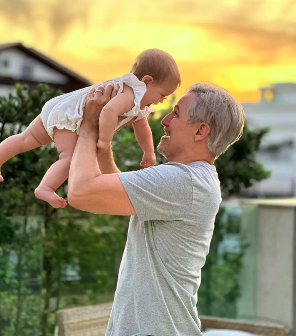 Edson Celulari: em 2022, aos 63 anos, o ator se tornou pai pela terceira vez, fruto de seu casamento com a atriz Karin Roepke. Antes, Celulari já era pai de Enzo e Sofia, ambos resultantes de seu relacionamento com Claudia Raia.