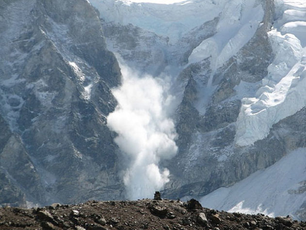 Corpos e lixo no Everest 
