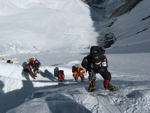 Corpos e lixo no Everest 