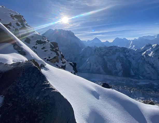 Corpos e lixo no Everest 