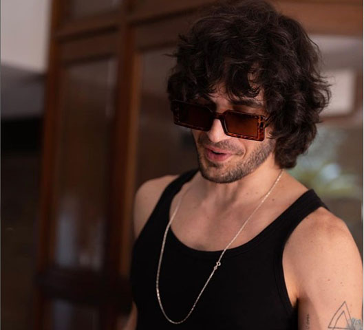 De acordo com JJ, Fiuk passou a fazer solicitações fora do padrão e tentou assumir decisões acima do diretor. Embora se apresentasse como sócio, o produtor afirmou que o artista não investiu recursos no projeto. Com o passar do tempo, o roteiro foi reescrito para torná-lo mais comercial e atrair patrocinadores, mas Fiuk rejeitou essa versão. A equipe então decidiu reiniciar o longa com outro nome, “Asfalto”, sem sua participação.