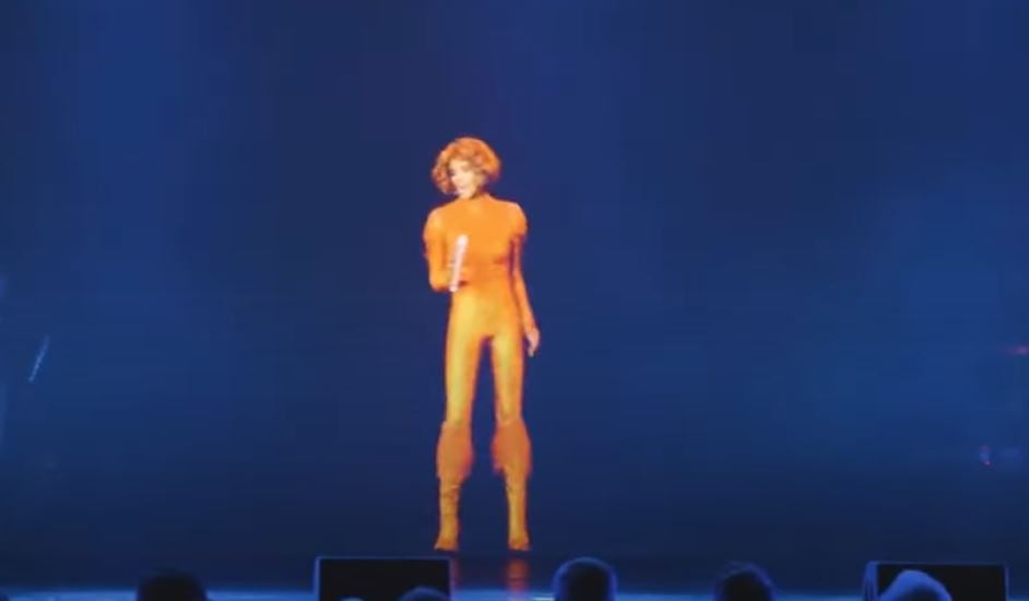 A declaração foi feita por causa de um show que mostrou a cantora Whitney Houston em holograma. Whoopi não gosta desse tipo de recurso. 