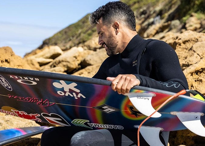 No Campeonato Mundial de Surfe, os atletas disputam várias etapas ao longo do ano e vão somando pontos. No final do ano, quem somar mais pontos é o grande campeão. 