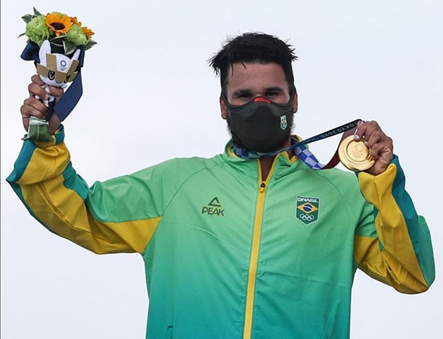A prova começou com muita tensão, com o brasileiro vendo a sua prancha quebrar. Ainda assim, ele a trocou, manteve a concentração e ficou com o ouro. O australiano Owen Wright ficou com o bronze, enquanto Medina ficou com o quarto. 