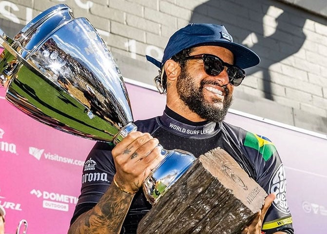 Aquele foi o quarto tÃ­tulo do Brasil na histÃ³ria da competiÃ§Ã£o, que existe desde os anos 1960. AlÃ©m de Ferreira, o paÃ­s foi campeÃ£o com Gabriel Medina (2014, 2018 e 2021), Filipe Toledo (2022 e 2023), Adriano de Souza (2015) e Yago Dora (2025). Ou seja, o Brasil atravessa sua maior fase no esporte. 