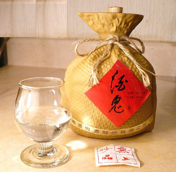 No momento da transmissão, o streamer competia com outros dois influenciadores e a consequência da derrota era tomar uma bebida conhecida como “Baijiu”, também chamada de "vodka chinesa". 