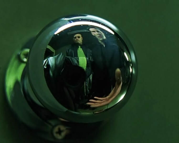 O legado de "Matrix" é evidente em sua influência contínua na cultura pop e no cinema. A franquia gerou sequências e materiais expandidos, enquanto os temas e visões futuristas do filme continuam a ressoar com novas gerações. 