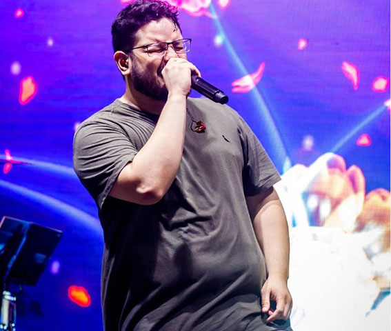 O cantor sertanejo Maurílio, nascido no Maranhão passou mal durante um show em Goiânia, em 2021. Logo depois, teve um mal súbito e foi internado, falecendo duas semanas depois, aos 28 anos. 