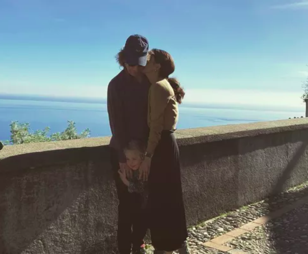 Antes da cerimônia, o cantor fez uma rara aparição ao lado da namorada Melanie Hamrick, 37, no jantar pré-Oscar. O casal foi tietado por Adrien Brody, vencedor da categoria Melhor Ator, e Colman Domingo, de “Sing Sing”. 
-reprodução/instagram