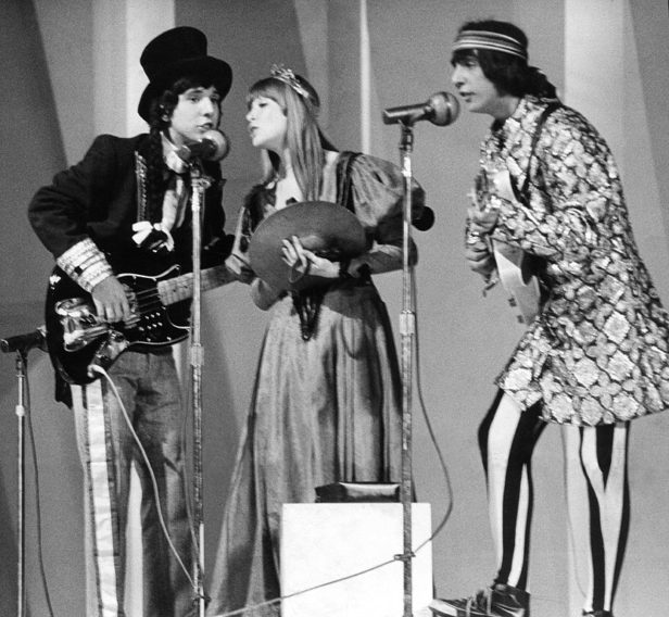 Depois de conhecerem outros três músicos, o sexteto se uniu para formar a lendária banda “Os Mutantes”, que revolucionou a música brasileira com sua fusão de rock psicodélico, tropicália e experimentações sonoras.