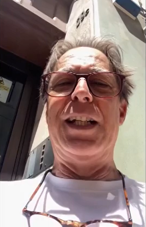 Pedro Cardoso relatou nas redes sociais, em maio de 2023, que foi expulso do Consulado do Brasil em Lisboa após tentar renovar os passaportes da esposa e da filha. Ele disse que passou horas tentando agendar o serviço online e buscou atendimento presencial ao não conseguir.