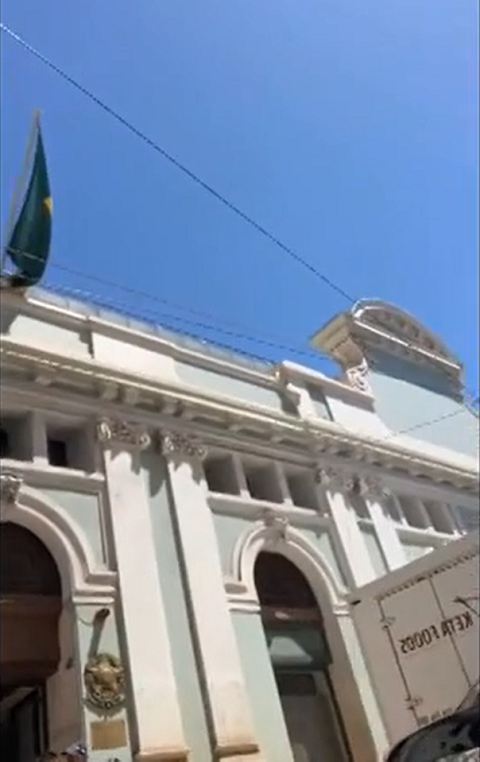 Segundo o ator, o vice-cônsul se recusou a atendê-lo sem agendamento e ainda o teria destratado, o que o levou a se queixar publicamente do tratamento recebido. Vivendo entre Brasil e Portugal, ele afirmou que a situação o deixou indignado.