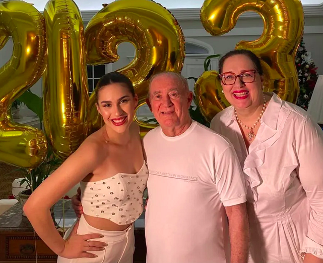 Renato Aragão: o eterno Didi já era pai de quatro filhos de seu primeiro casamento, quando aos 64 anos, deu as boas-vindas a mais um membro para sua família: Lívian Aragão. Sua filha hoje tem 26 anos.