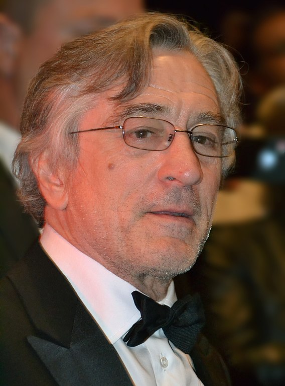Nascido em Nova York em 1943, De Niro é filho de dois artistas plásticos, Robert De Niro Sr. e Virginia Admiral, que se separaram quando ele ainda era criança. 
