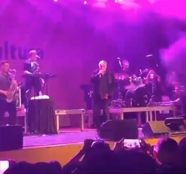 As imagens com o cantor passando mal durante um show em São José dos Campos (SP) viralizaram nas redes sociais. O incidente aconteceu no dia 26 de maio de 2023. 