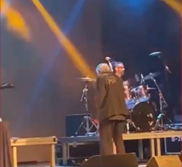 As imagens do cantor Sidney Magal passando mal durante um show em São José dos Campos (SP) viralizaram nas redes sociais. O incidente aconteceu no dia 26 de maio de 2023. Magal teve que ficar internado e depois do susto disse que mudaria o estilo de vida. 