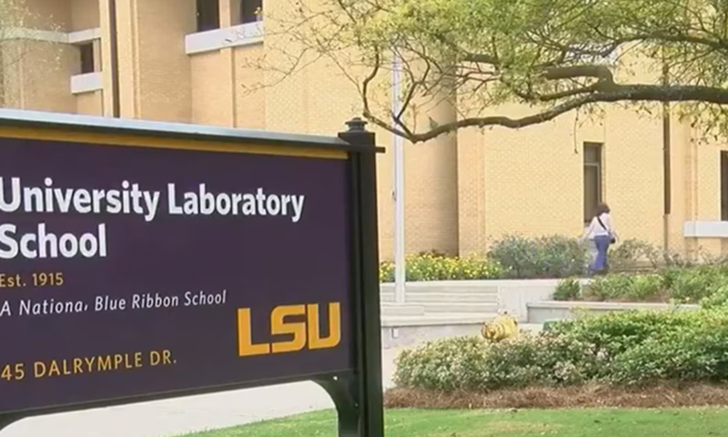 O diretor da escola reuniu conselheiros para que a notícia fosse dada aos estudantes da forma mais apropriada, devido às circunstâncias dramáticas.