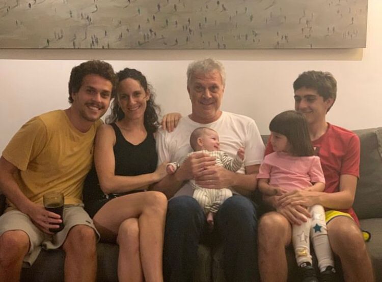 Pedro Bial: um dos jornalistas mais renomados da TV brasileira, Bial se tornou pai das meninas Laura e Dora depois de completar 60 anos. A última, aliás, nasceu em 2019.