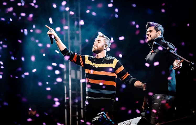 A dupla compartilhou nas redes sociais imagens do show na cidade de Massaranduba, em Santa Catarina, no dia 13/12. Em uma das fotos, Zé Neto aparece aos prantos.


