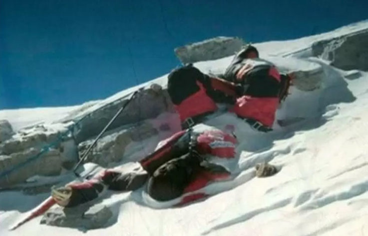 Corpos e lixo no Everest 
