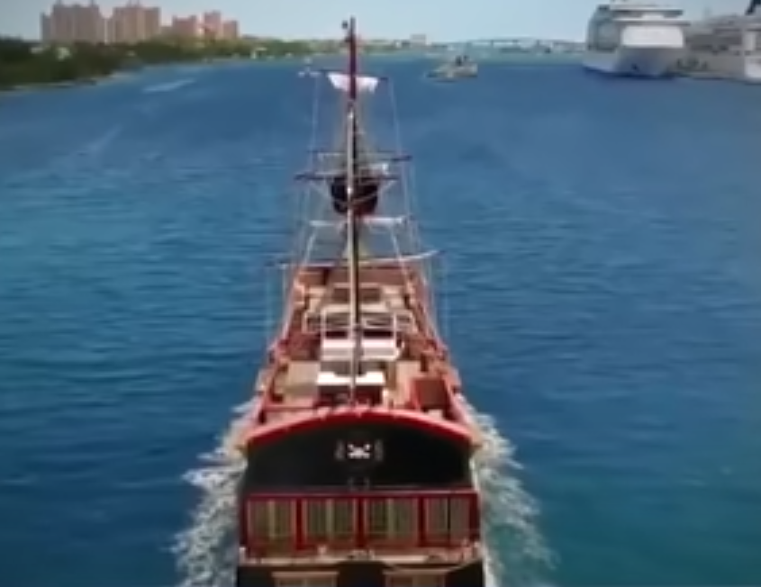 Cameron viajava com colegas do ensino médio para comemorar a formatura e decidiu pular do barco como um desafio.