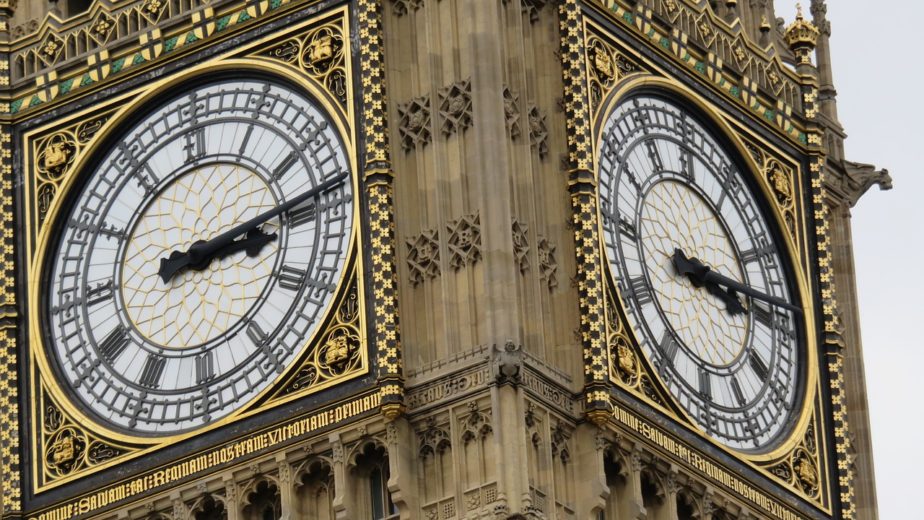 #14- O relógio da torre é conhecido por sua precisão impressionante. Ele é ajustado regularmente por horologistas especializados para garantir que esteja sempre marcando as horas de forma precisa.