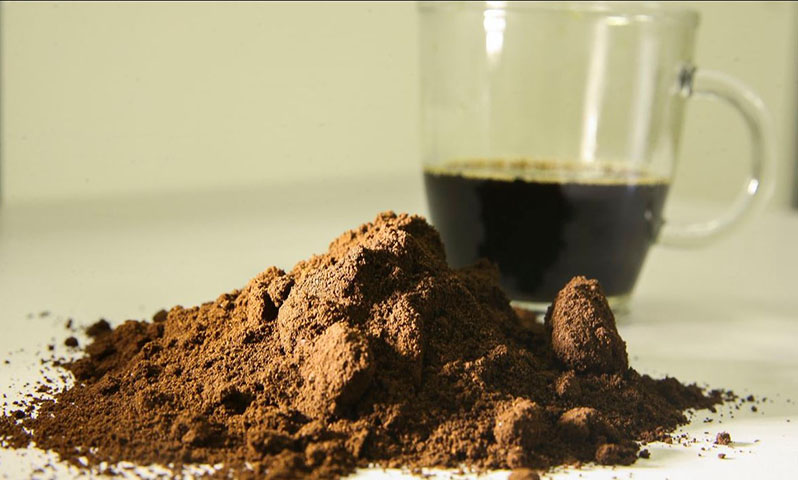 Por outro lado, o sabor e o aroma — que se parecem muito com os cafés "verdadeiros" — podem enganar , dificultando a identificação por consumidores comuns.-- Marcelo Casal Jr./Agencia Brasil