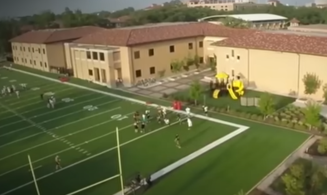 A escola tem um grande campo de beisebol, esporte popular nos Estados Unidos.