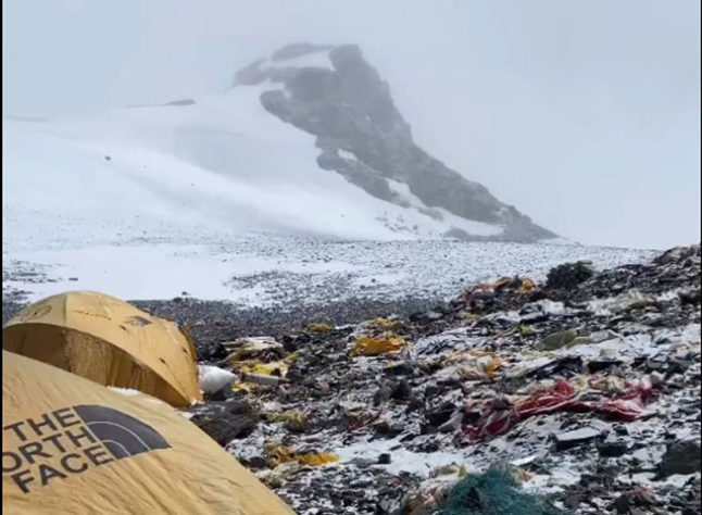 Corpos e lixo no Everest 