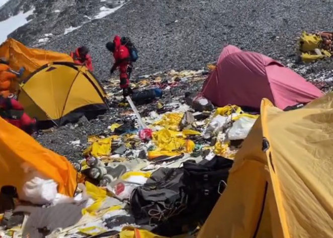 Corpos e lixo no Everest 