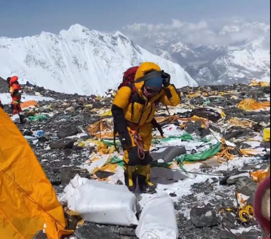 Corpos e lixo no Everest 