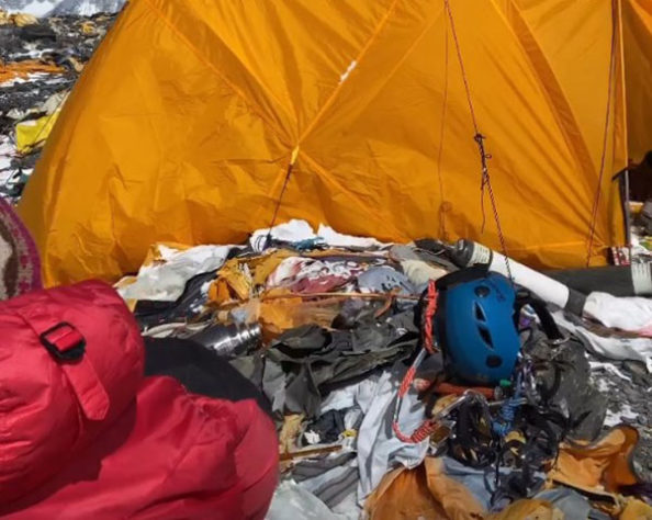 Corpos e lixo no Everest 
