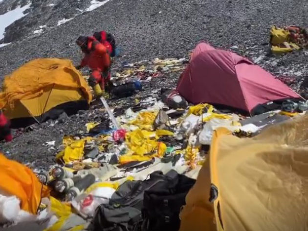 Corpos e lixo no Everest 