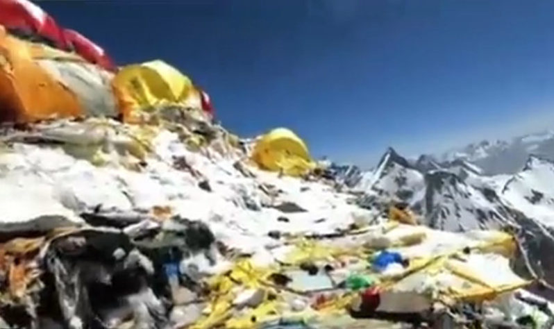 Corpos e lixo no Everest 