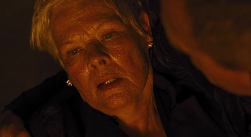 "M morre" - Operação Skyfall (2012): Após uma batalha em sua casa de infância, Bond vê sua chefe M morrer pelas mãos do vilão Silva, e isso o abalou muito.-Divulgação