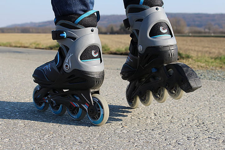 Diferentemente dos patins, os Moonwalkers não exigem equilÃbrio nem impulso manual â?? basta caminhar normalmente que as rodas aceleram sozinhas.
Enquanto os patins deslizam continuamente, eles imitam o passo humano, controlados por sensores e inteligência artificial.