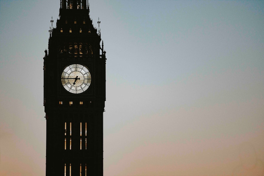 #12- No topo da torre, há o Observatório Real de Greenwich, que foi transferido para lá em 1949. Ele desempenhou um papel importante na medição do tempo e na determinação do meridiano de Greenwich.