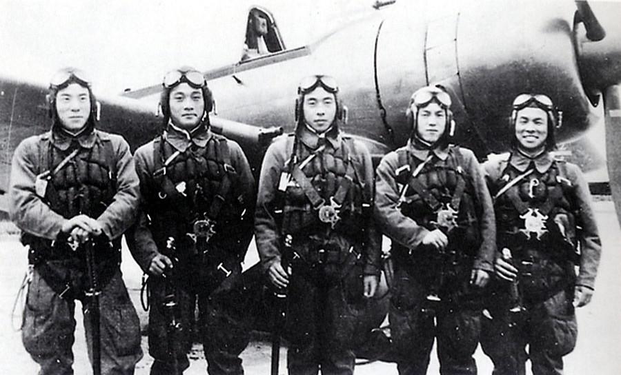 Curiosamente, um único kamikaze sobreviveu. Toshio Yoshitake (último à direita na foto), tinha 22 anos, mas seu avião foi interceptado por americanos e caiu. Isso lhe salvou a vida. Já idoso, disse que ficou 
