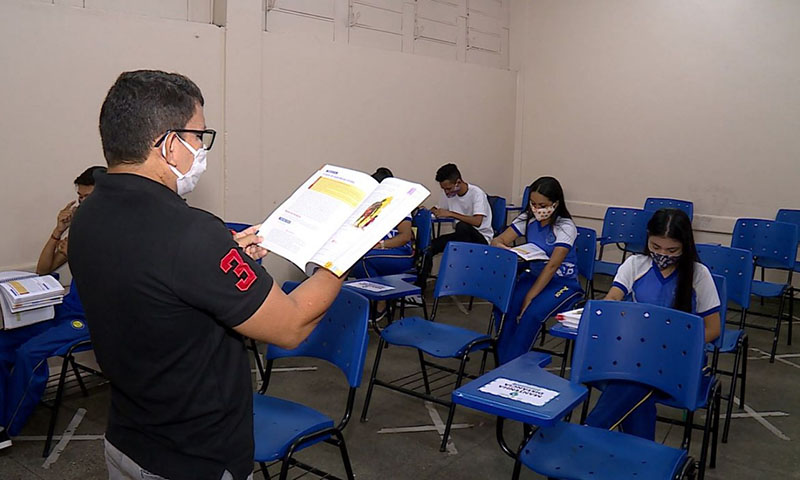 10. Professores do Ensino Fundamental – R$ 3.554 - Responsáveis pela formação básica dos estudantes, mas com salários que não condizem com sua relevância.  
-- Caminhos da Reportagem/TV Brasil 