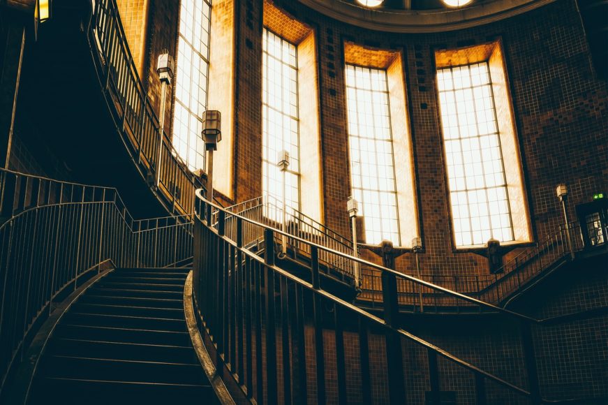#13- Escadas e elevador: A Elizabeth Tower possui 334 degraus até o topo. No entanto, para aqueles que preferem não subir as escadas, há também um elevador disponível para acessar os níveis superiores.