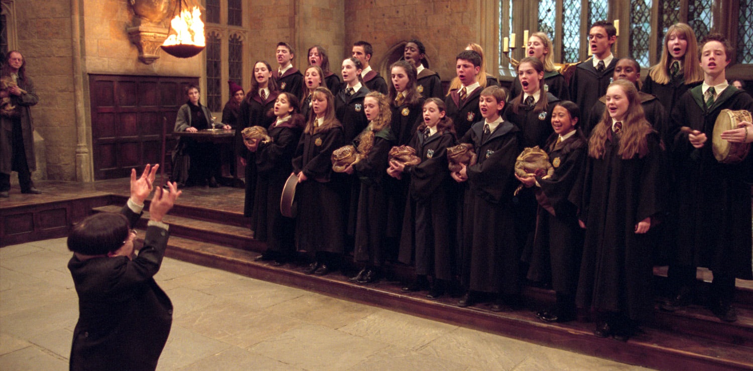O coral de sapos do professor Filio Flitwick Ã© um sucesso. 