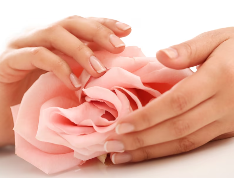 <p>Manter as unhas bem cortadas reduz a tentação de roê-las. Além disso, ocupar as mãos com trabalhos manuais ou instrumentos ajuda a desviar o foco, diminuindo a frequência do comportamento.</p>
