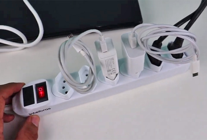Já os filtros de linha são equipados com chave disjuntora ou fusíveis, que servem para proteger os aparelhos. Assim, o corte de energia é feito antes que a sobrecarga danifique os eletrodomésticos ou aparelhos eletrônicos.   A chave disjuntora é um botão on/off que corta a energia, se necessário. Já os fusíveis retêm a sobrecarga de eletricidade