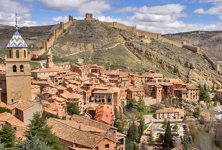 ALBARRACÍN - Fica em Terruel, na Espanha. Possui um sistema de defesa constituído por três castelo - o principal, o do Andador e o de Doña Blanca - além de dois espaços com imponentes paredões que cercam este município,banhado pelo rio Guadalaviar. -FRANCIS RAHER  - Wikimédia Commons