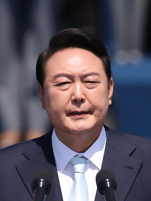 O debate sobre uma eventual proibição vinha ganhando força desde 2021, quando o então presidente Moon Jae-in sugeriu o fim dessa indústria. O apoio ao projeto cresceu com o atual presidente, Yoon Suk-yeol, que adotou seis cães e oito gatos.
